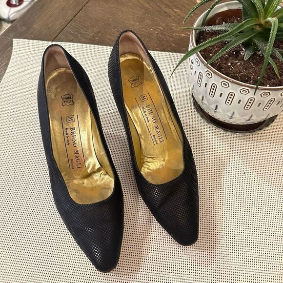 Bruno Magli Italy Vintage Black Textured Leather Low Heel Pumps all leather 7B - Picture 2 of 10